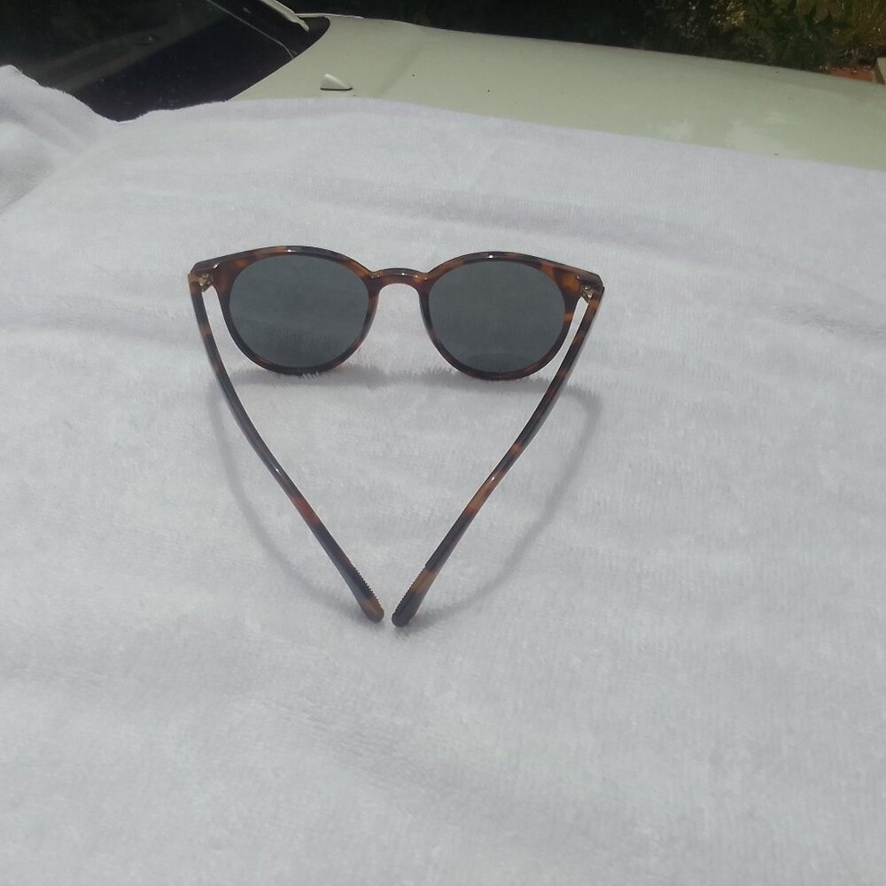 Vintage-round luxury mini tortois sunglass for him/her brand new